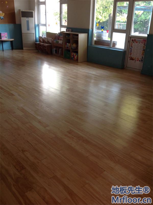 日本幼儿园木地板翻新