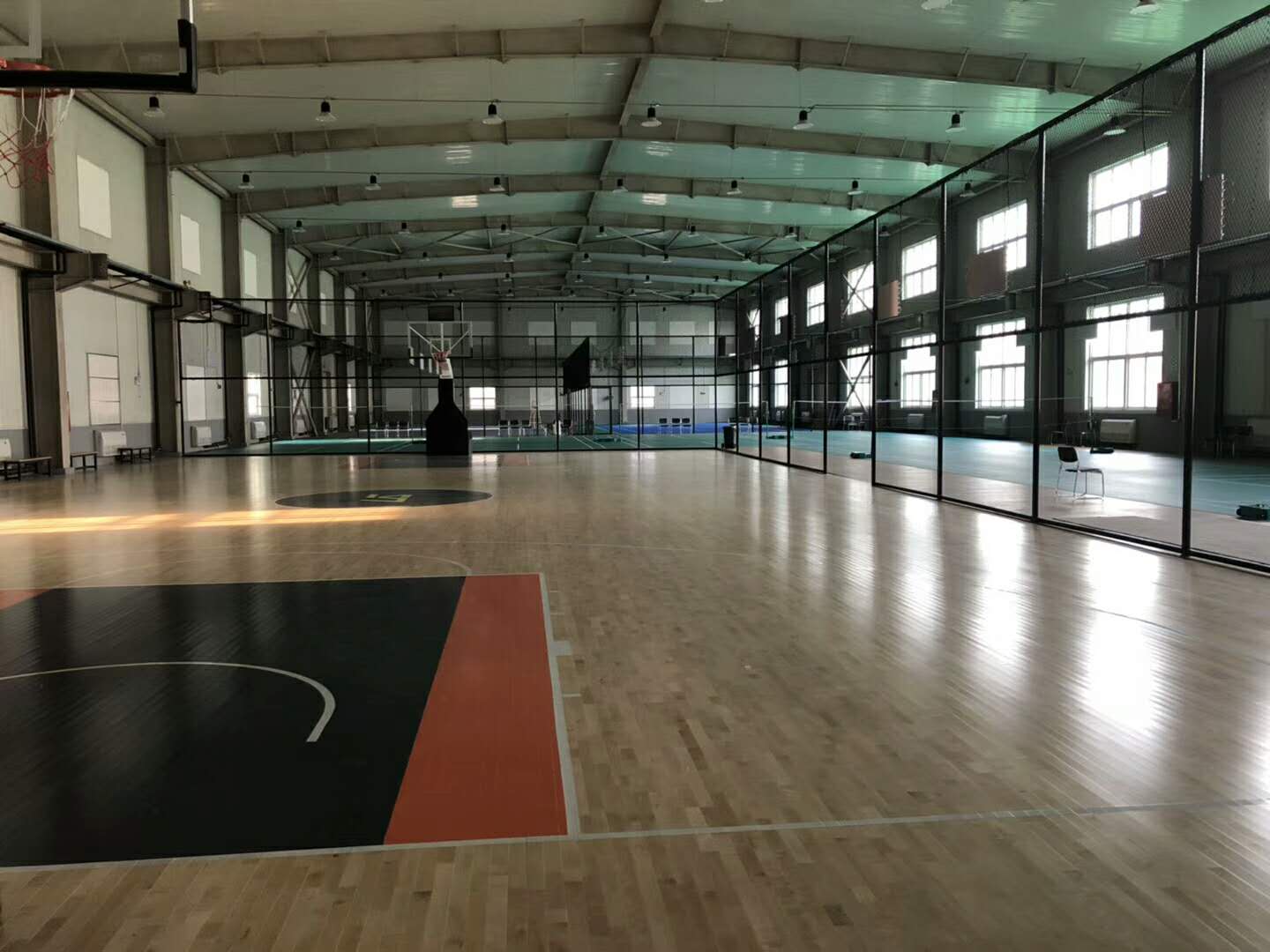 体育地板防滑保养，篮球馆地板保养翻新