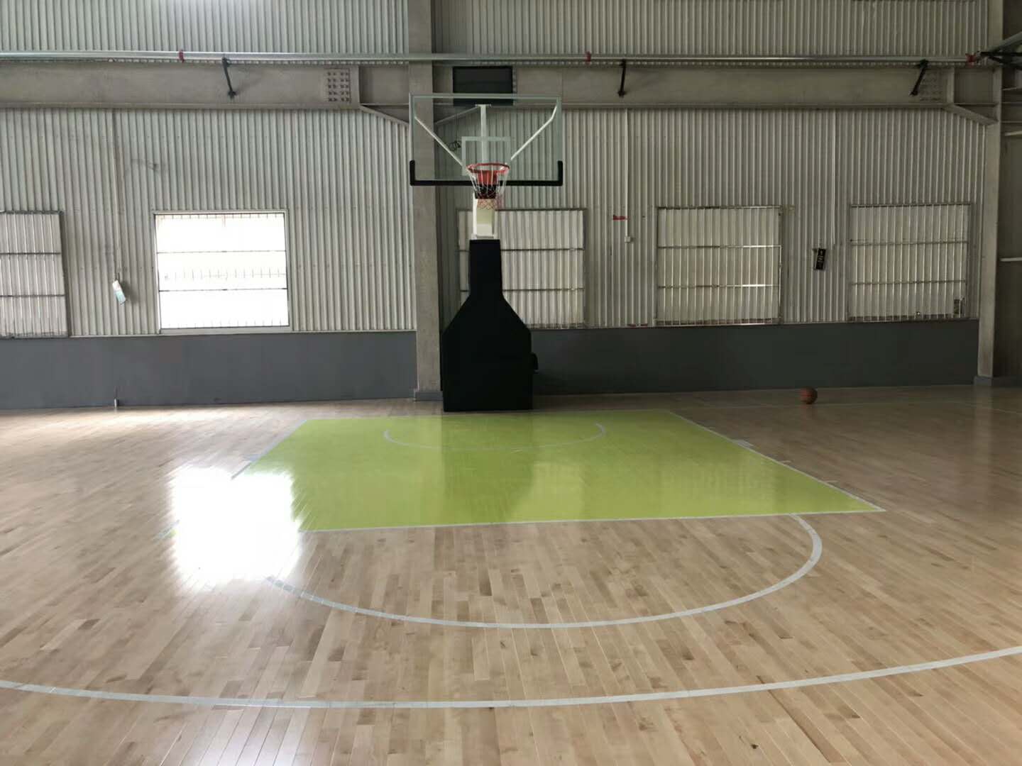 体育地板防滑保养,篮球馆地板保养翻新