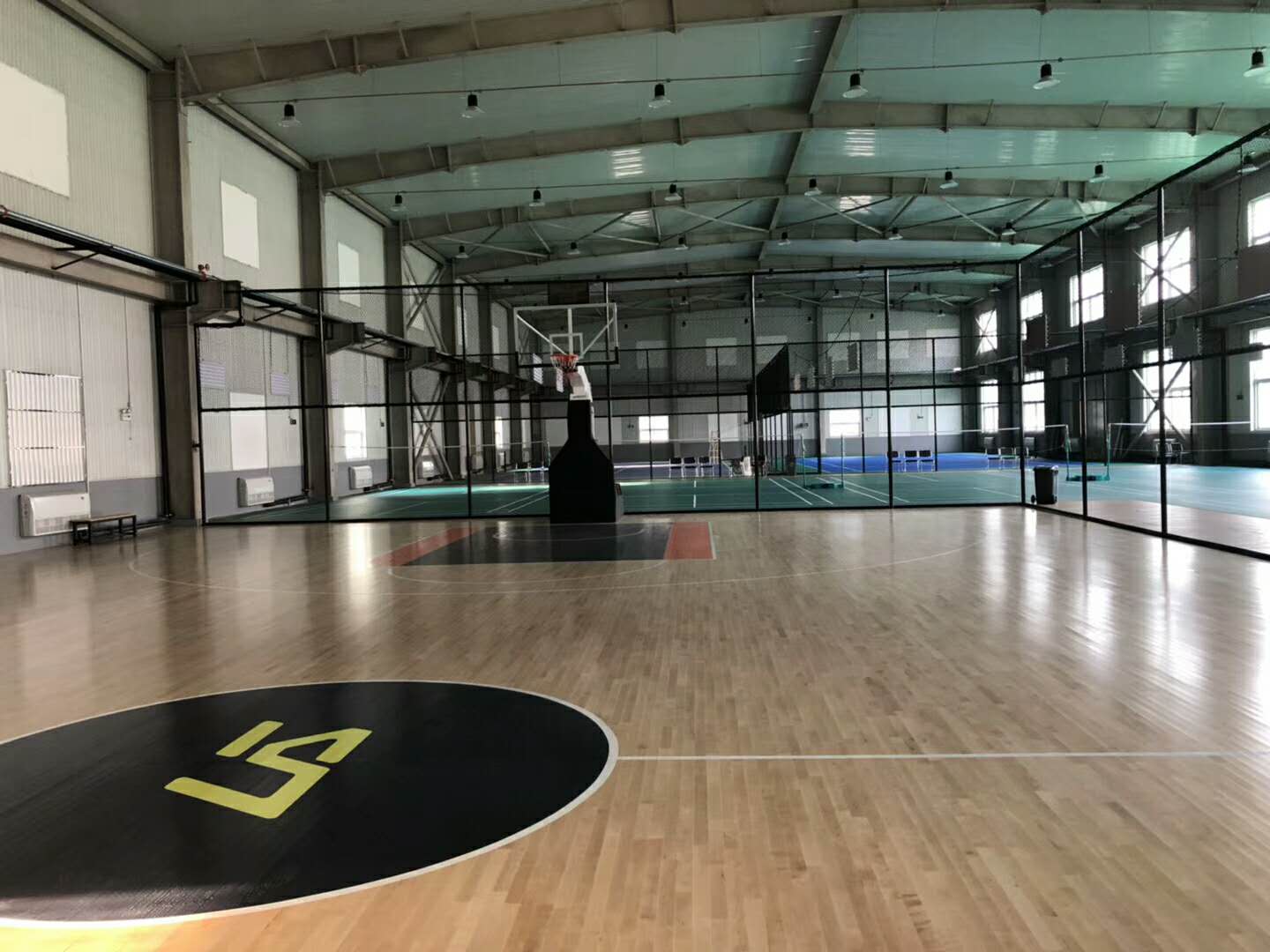 体育地板防滑保养,篮球馆地板保养翻新