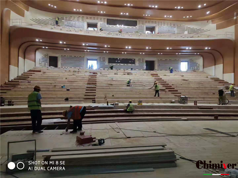 青岛阳城大剧院木地板打磨及彩漆上漆施工案例