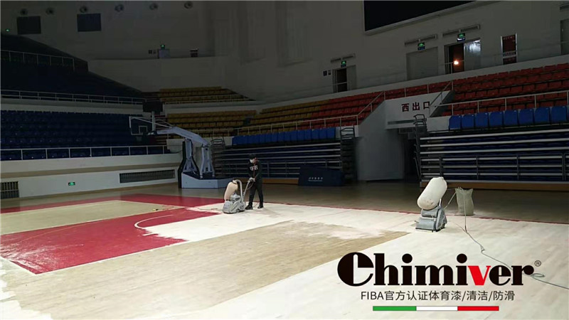 宁波市雅戈尔体育馆木地板打磨翻新防滑上漆施工案例