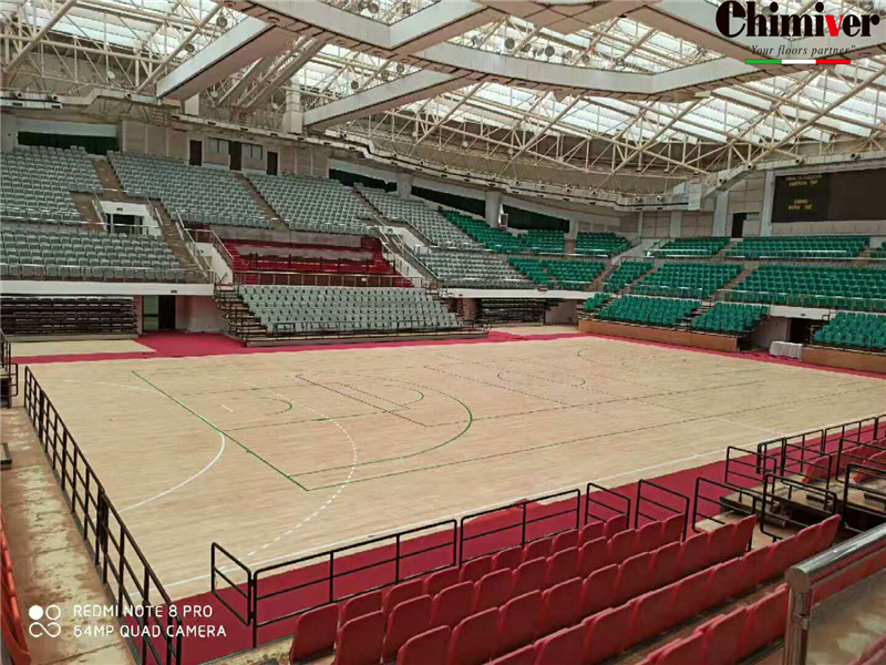 喀麦隆利雅得体育馆翻新打磨上漆重涂指导施工案例