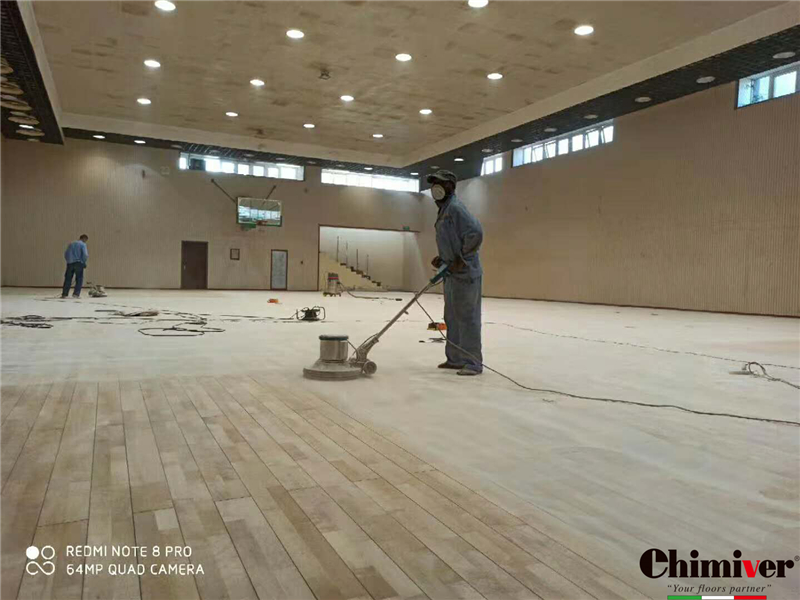 喀麦隆利雅得体育馆翻新打磨上漆重涂指导施工案例
