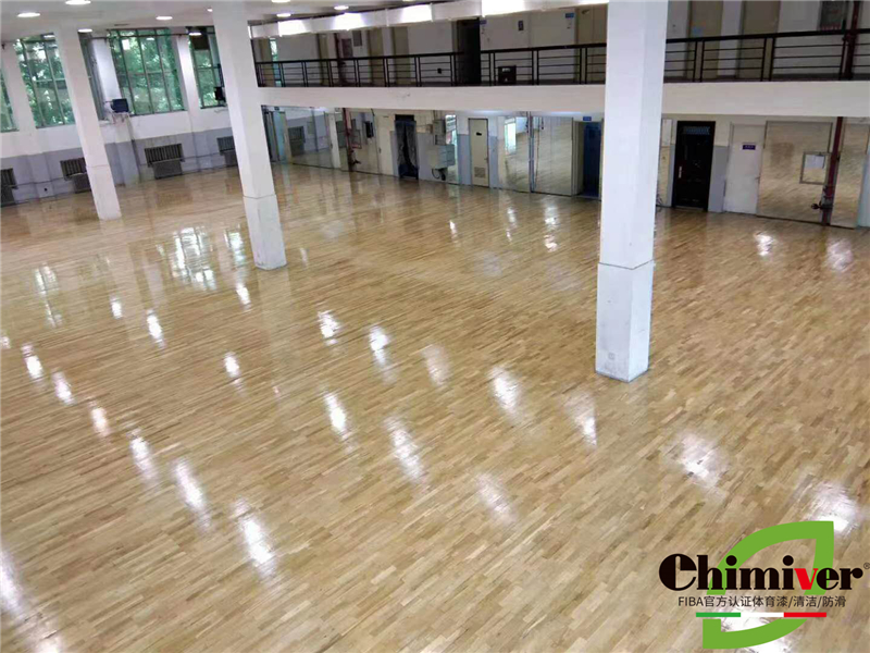 郑州大学体育馆运动木地板翻新打磨上漆重涂划线施工案例