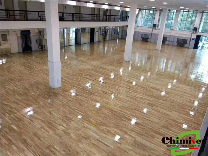 郑州大学体育馆运动木地板翻新打磨上漆重涂划线施工案例