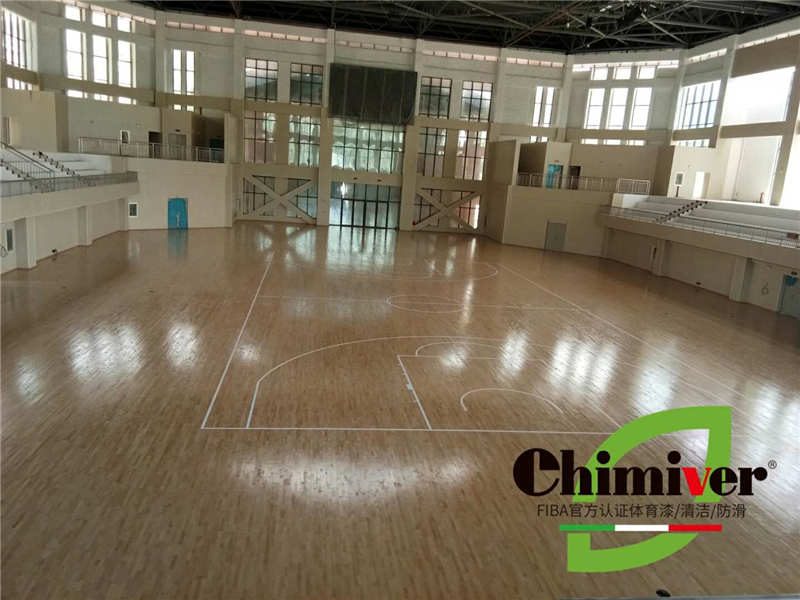 云南德宏师专体育馆运动木地板清洁保养上漆施工案例