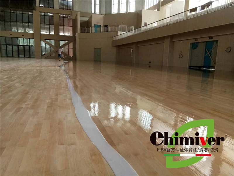 云南德宏师专体育馆运动木地板清洁保养上漆施工案例